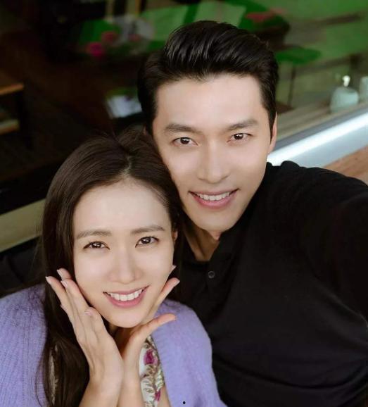 韩国娱乐圈恋情爆料,明星恋情曝光，甜蜜瞬间引粉丝热议  第2张